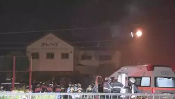 放火か「ガソリンをまいている」110番通報…焼け跡から2人の遺体　岐阜・本巣市のケーキ店兼住宅