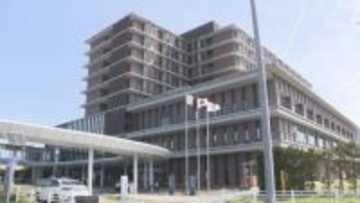 病院敷地に血を流した男性　何らかの暴行受け死亡か　棒で殴られて車に乗せられる目撃情報も　何者かに置き去りにされたとみられる　警察は傷害致死・死体遺棄事件として捜査　愛知・豊川市