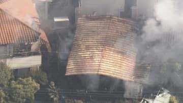 住宅火災で住人3人が病院に搬送　近くの建物に延焼も　愛知・瀬戸市