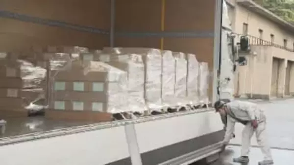 衆院選に向け選挙資材の仕分け作業　愛知県庁にトラックで投票用紙などが届く