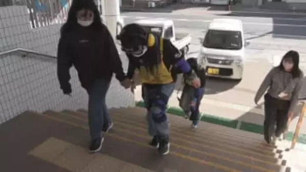 「お婆ちゃんたち、こんなに大変なんだ」 児童５人が高齢者の生活を疑似体験　三重・尾鷲市