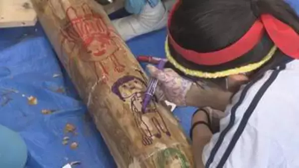 小学生が地元のヒノキなどを使いトーテムポール作り　三重・尾鷲市