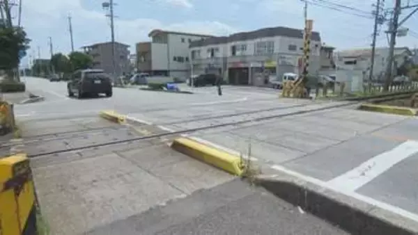 踏切で列車とシニアカーが衝突　高齢男性が重体　愛知・西尾市