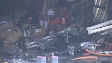 「何度も爆発を起こしている、大量の黒煙」などと通報　太陽光パネルの部品を保管していた会社の倉庫で火事　けが人なし
