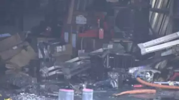 「何度も爆発を起こしている、大量の黒煙」などと通報　太陽光パネルの部品を保管していた会社の倉庫で火事　けが人なし