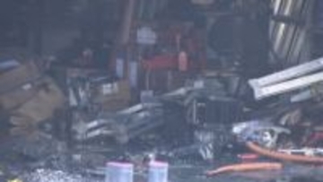 「何度も爆発を起こしている、大量の黒煙」などと通報　太陽光パネルの部品を保管していた会社の倉庫で火事　けが人なし