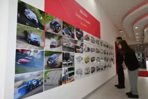 コーナリングやドリフト走行　モータースポーツの迫力満載　写真やイラスト展示／八戸