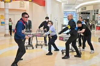 不審者対応へ連携強化　イオンでテロ対処訓練／十和田
