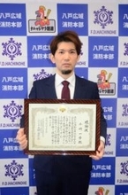 事故負傷者の救助に尽力　八戸消防本部、小崎さんに感謝状