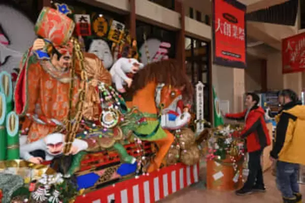 年末年始を山車を楽しんで／八食センターに「豊年祈願　恵比寿大黒」展示