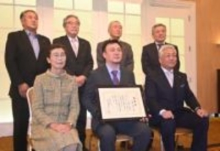 黒毛雌牛「さめっ娘牛」生産、西村さんたたえる　八戸市農業委