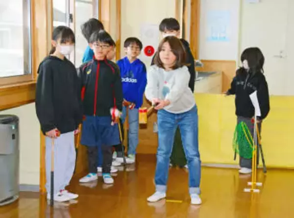 おいらせ発祥のスポーツ「ファイン・ボール」　木ノ下小児童が体験　