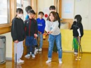 おいらせ発祥のスポーツ「ファイン・ボール」　木ノ下小児童が体験　