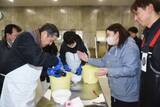 「ウニ殻むき体験、取れたて「おいしい」　大畑町漁協がモニターツアー」の画像1