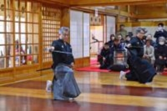 神前で演武奉納、技芸の上達祈願　八戸・櫛引八幡宮で新春初抜き会