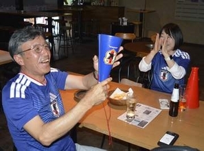W杯「このまま勝ち進むぞ！」　八戸でも応援、決勝T進出に歓喜