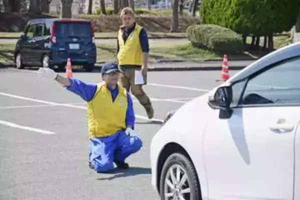 日常の車両確認忘れずに　通行中の自動車対象に街頭点検／県自動車整備八戸協議会