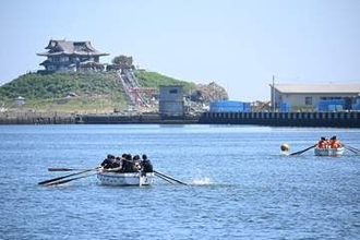 「いち、に！」息合わせ海上疾走　八戸港カッターレース