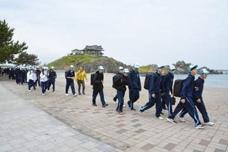 中学生が初夏の種差海岸満喫　市のガイド補助事業スタート