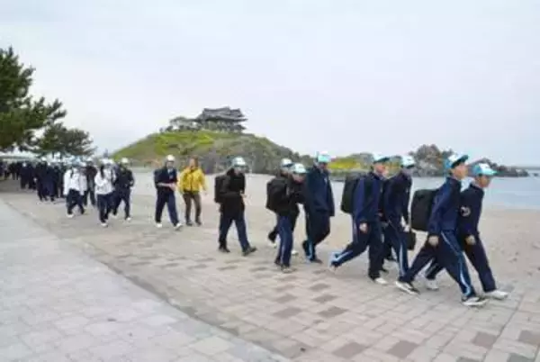 中学生が初夏の種差海岸満喫　市のガイド補助事業スタート