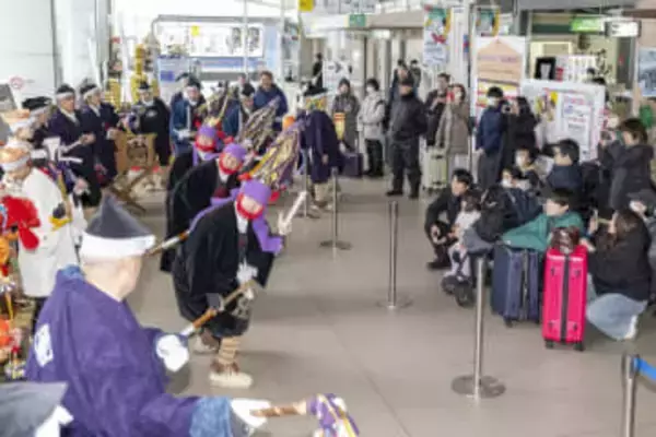 躍動感ある太夫の摺り披露　八戸駅で「えんぶり」　JR東の観光キャンペーンで
