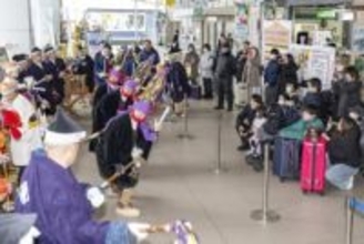 躍動感ある太夫の摺り披露　八戸駅で「えんぶり」　JR東の観光キャンペーンで