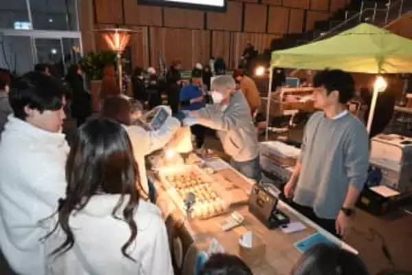 八戸市中心街で「ナイトマーケット」にぎわう　被災事業者を支援