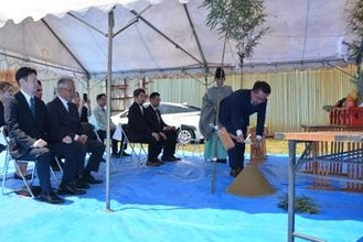 来春開業へ工期中の無事願う　八戸・陸奥湊駅前ホステルの地鎮祭