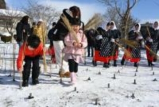 「繭玉作り」や「木呪い」　ごのへ郷土館で小正月行事／五戸
