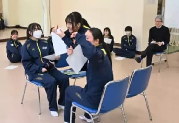 平田オリザさん、演劇理論など指導　県立八戸東高でワークショップ