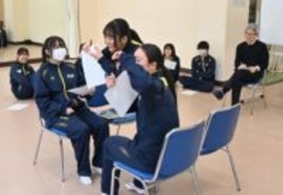 平田オリザさん、演劇理論など指導　県立八戸東高でワークショップ