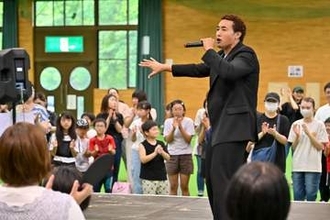 メンディーさん自慢のパフォーマンス披露　七戸で講演とダンス教室