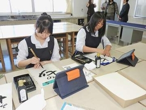 街全体を「一つの作品」に　みさわ七夕まつりに高校生が書で協力