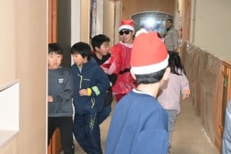 クリスマスは「逃走中」　久慈・旧山根小校舎舞台に