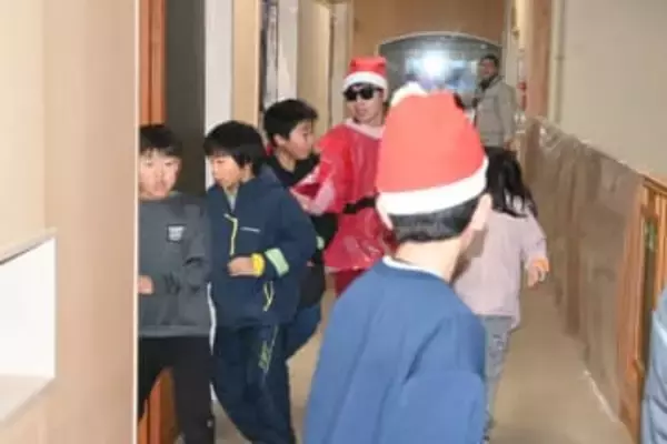 クリスマスは「逃走中」　久慈・旧山根小校舎舞台に