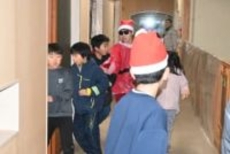 クリスマスは「逃走中」　久慈・旧山根小校舎舞台に