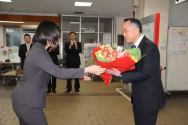 五日市新市長が初登庁　二戸市長選で初当選