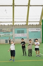 五戸ドームで紙飛行機大会　小中学生が滞空時間を競う