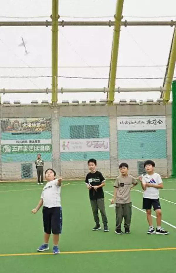 五戸ドームで紙飛行機大会　小中学生が滞空時間を競う
