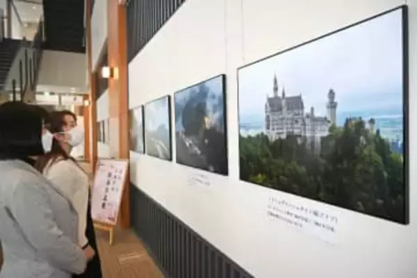 異国の雰囲気、写真で楽しんで　三八五流通・泉山社長と太子食品工業・工藤社長が「合同展」