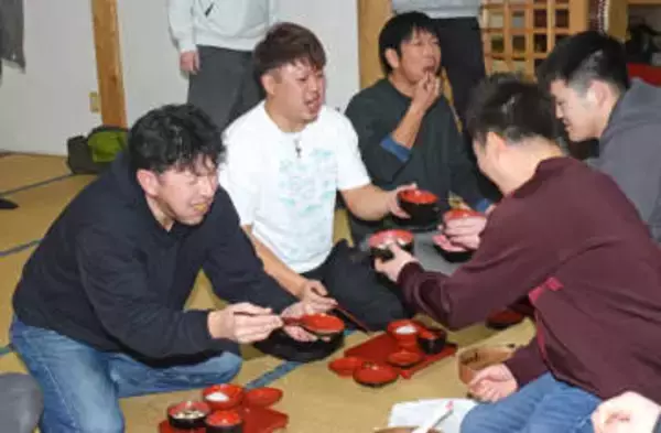 絶叫神事「めしー！」「しるー！」　佐井で奇習「おこもり」