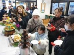 チョコ振る舞いでにぎわい　種市駅でバレンタインイベント　