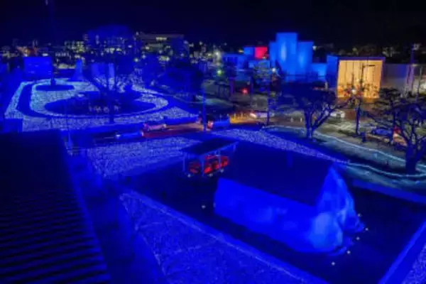 一面が幻想的な青色に　十和田でウインターイルミネーション