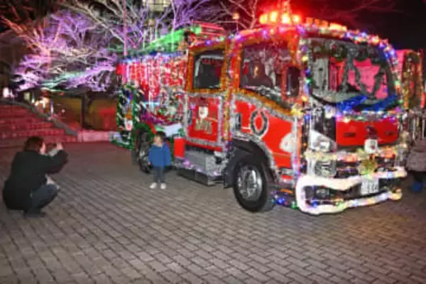 年末年始の出動ゼロ願って　五戸町消防団第4分団、クリスマス仕様のポンプ車披露