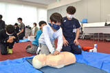 「AED使い救命処置学ぶ　八戸市民病院で親子講習会」の画像1