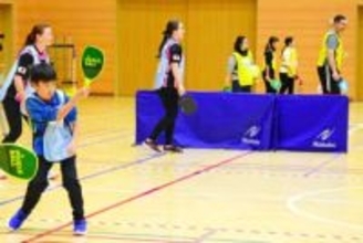 米国発祥「ピックルボール」でさわやかな汗流す　三沢の日米40人交流