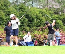 高く上がったボールに笑顔　六戸でジュニアゴルフ教室