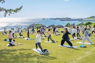 大自然の中で心身整え　八戸・種差で今季初の朝ヨガ