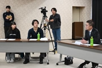 郷土のホットな話題で意見交わす　五戸で町長と町出身の新成人13人