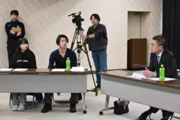 郷土のホットな話題で意見交わす　五戸で町長と町出身の新成人13人